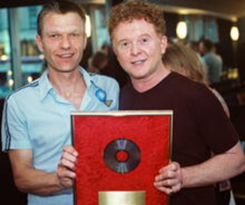 Goldjungs I: Hucknall mit {mlbipers.3769.Peer Kurrer|U|T} (Marketing Manager Musik, IN-motion)
