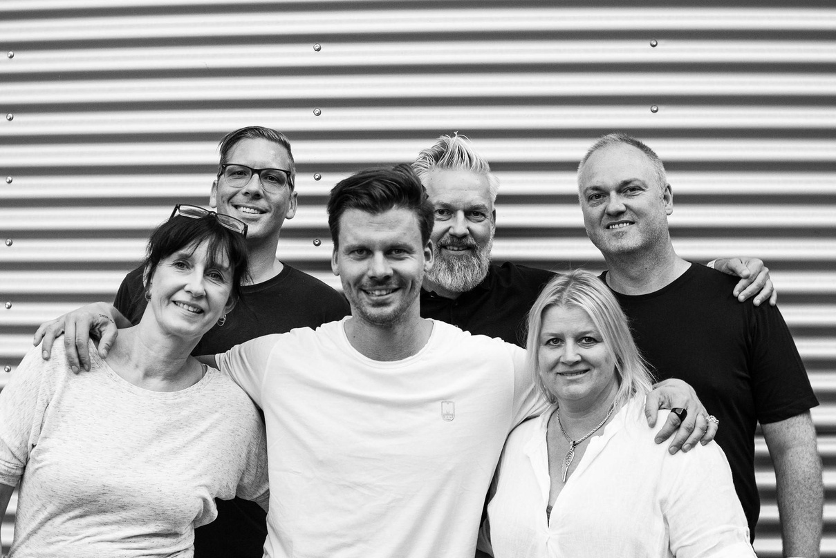 Feierten die Veröffentlichung von "VLI" in Köln (von links): Stephanie Glockmann (GlocknRoll Promotion), Thilo Hornschild (Promotion), Dari, Giacomo La Tragna (#712Agentur für Promotion + ...