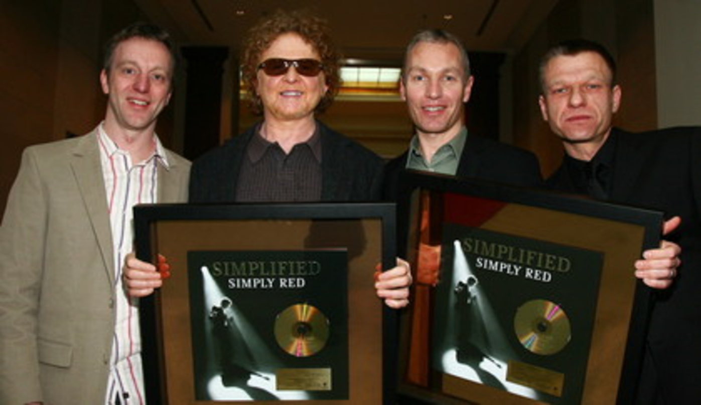 Gold wert (v.l.n.r.): Konrad von Löhneysen, Mick Hucknall, Ian Grenfell (Manager Simply Red) Peer Kurrer