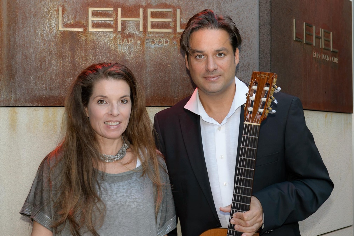Beim Showcase in der Lehel Bar: Managerin Andrea K. Strigl mit ihrem Schützling André Krengel