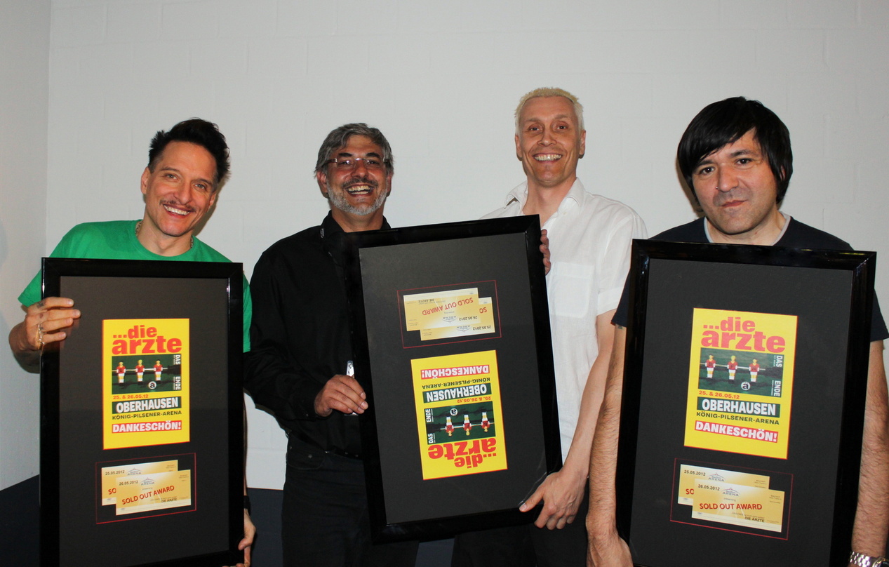 Freuten sich über das ausverkaufte Doppelpack (von links): Bela B. (Die Ärzte), Johannes Partow (König-Pilsener-Arena), Farin Urlaub und Rodrigo González (beide Die Ärzte)