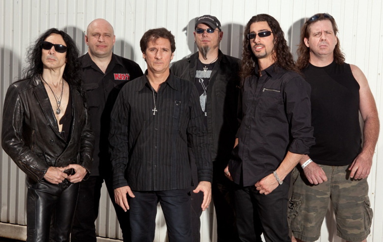 Zur Vertragsunterzeichnung trafen sich (v.l.n.r.): David DeFeis, Olly Hahn, Edward Pursino (Band), Georg Schröder (SPV), Josh Block und Frank Gilchriest (beide Band)
