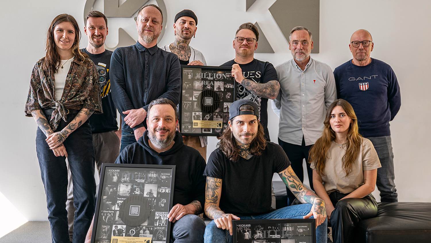 c3726d40 f13a 4f2f 8a48 d74d879124ab Machten im Streaminggeschäft zusammen die erste Milliarde an Abrufen voll (hinten, von links): Alexandra Sterl (Graphic Designer Arising Empire), Frank-Peter Leffler (Director Music & Audi...
