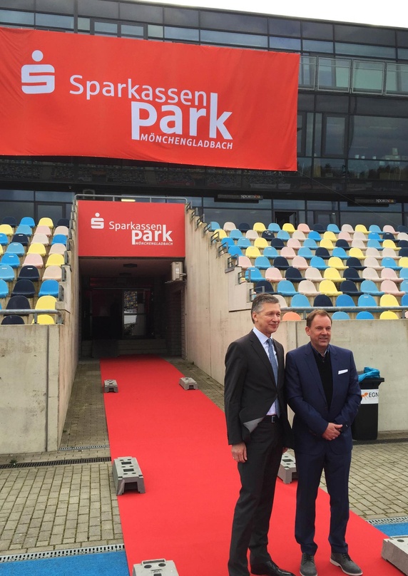 Stellten den neuen Namen vor: Hartmut Wnuck (links, Vorstandsvorsitzender der Stadtsparkasse Mönchengladbach) und Michael Hilgers (Geschäftsführer SparkassenPark Mönchengladbach)