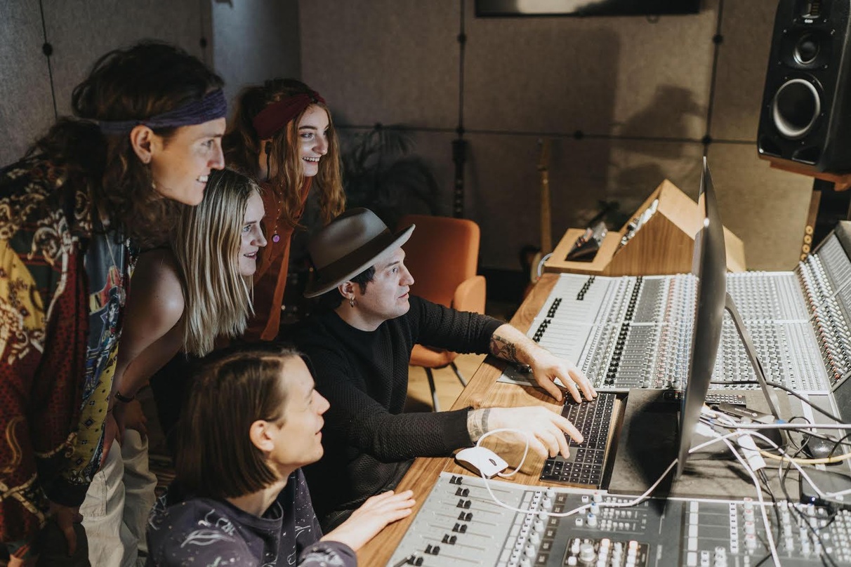 Bei der Arbeit im Studio: Studierende des BIMM Berlin mit Dozent Fabio Buemi