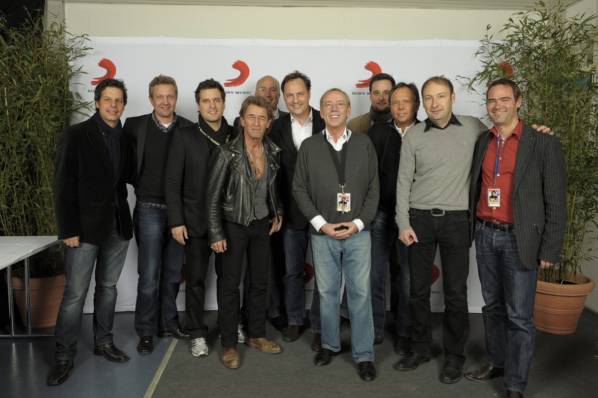 Ein eingespieltes Team: Peter Maffay und Sony Music||Trafen sich in der Olympiahalle (v.l.n.r.): Ken Otremba (Director Marketing, Ariola), André Mühlhausen (Senior Vice President Sales & D...