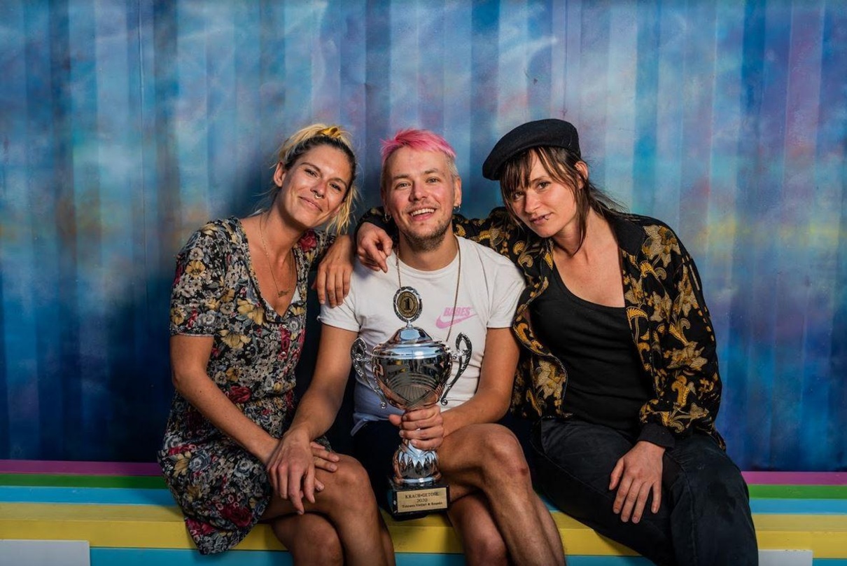 Freuen sich über den Preis in der Kategorie "bestes Musik-Projekt mit Einsatz für Toleranz, Vielfalt und Respekt": das Team von EQ Booking
