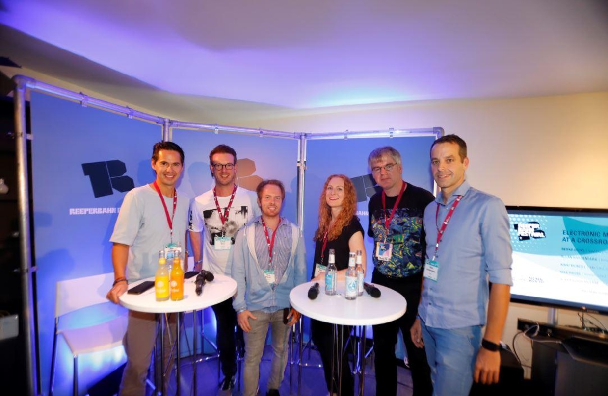 Disktutierten (von links): Allan Hardenberg (ALDA), Bernd Dicks (Parookaville), Max Riedel (Holi Concept), Nikki McNeill (Global Publicity), Dietmar Schwenger (MusikWoche) und Oliver Vorde...