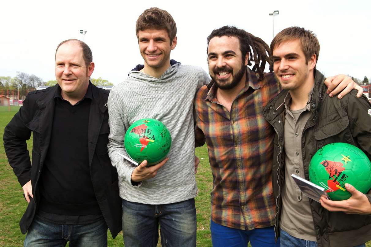 Präsentieren den "Energie-Ball" (v.l.n.r.): Robert Larasser (RL Promotion), Thomas Müller (FC Bayern München), Huecco und Philipp Lahm (FC Bayern München)