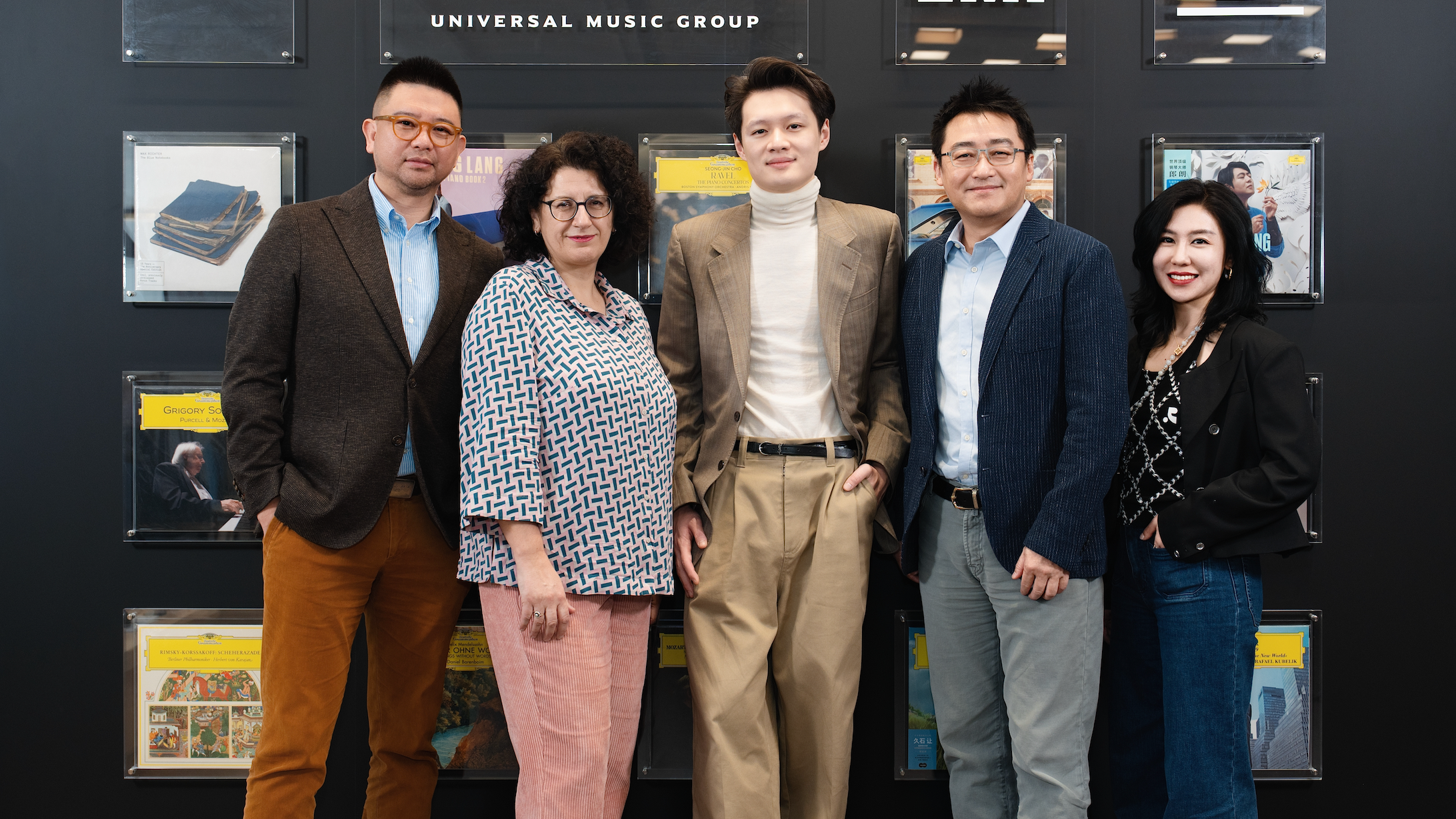 Neue Partner (von links): Zhao Zheng (Head of DG China), Kleopatra Sofroniou (General Manager Classics Deutsche Grammophon), der Pianist Ju Xiaofu, Timothy Xu (Chairman & CEO von Universal...