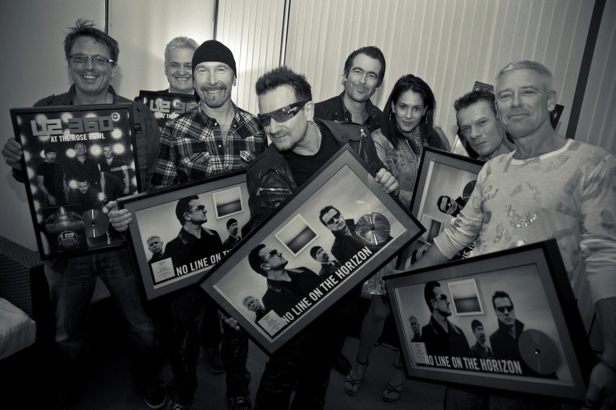 Doppelte Edelmetallfreuden in Zürich: U2 und Universal||Zur Übergabe der Auszeichnungen trafen sich (v.l.n.r.): Hank Merk (Marketing Director Universal Music Switzerland), Moritz Faccin (D...