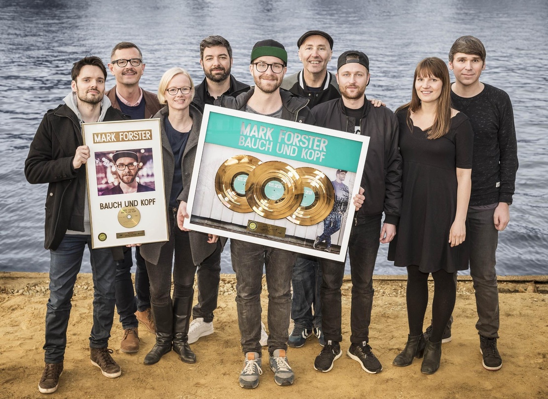 Bei der Gold-Verleihung für Album und Single "Bauch und Kopf" (von links): Philipp Marquardt (Sector 3, Management Mark Forster), Nico Gössel-Hain (Director Promotion Columbia Four Music),...