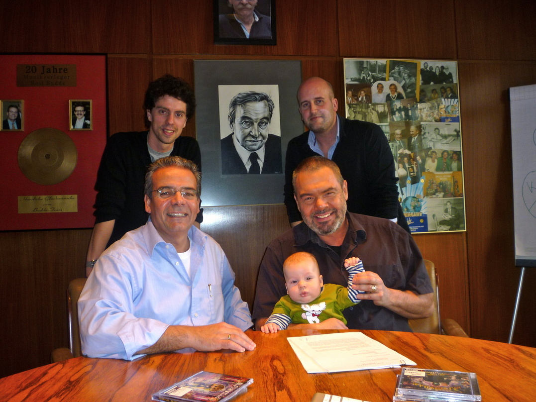 Zur Vertragsunterzeichnung trafen sich (v.l.n.r.): Prof. Dr. Rolf Budde (CEO Buddemusic), Max Paproth (Business Affairs/Licensing Department Buddemusic), Marian Gold mit seinem jüngsten So...