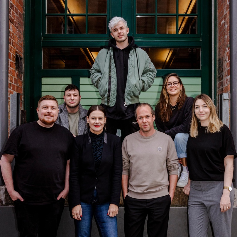 Bleiben Partner (von links): Kevin Segler (Head of Marketing Local Repertoire Warner Music), Jannik Fiedler (Management Mausio), Doreen Schimk (Co-President Warner Music), Mausio, Fabian D...
