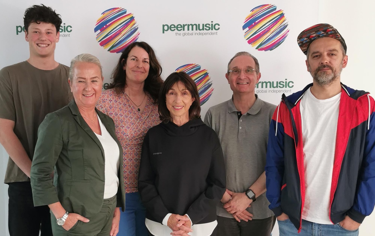 Beim Treffen im Hamburger Büro: Suzanne Ciani (3. von rechts) und ihre Partner:innen von Peermusic Germany