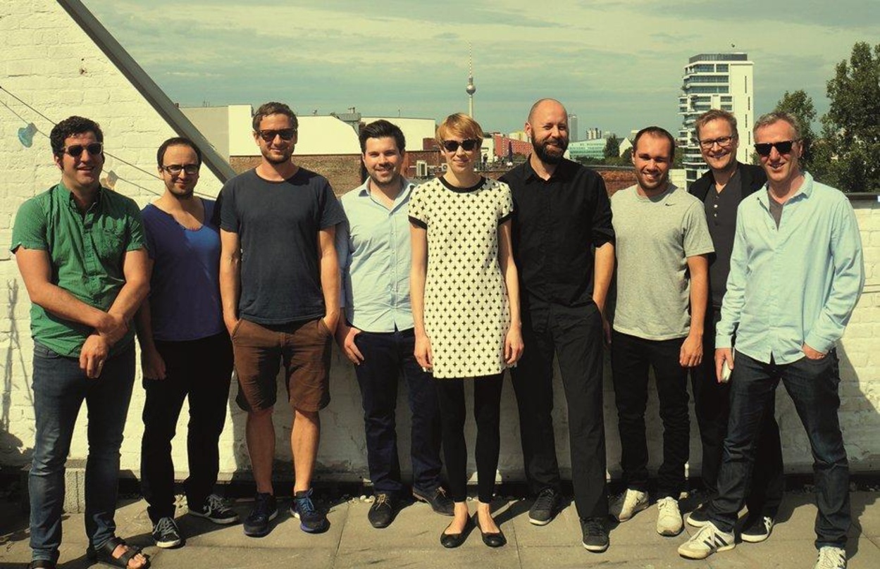 Zur Vertragsunterzeichnung trafen sich (von links): Ueli Häfliger (FluxFM), Nino Skrotzki, Daniel Kempf (beide Skrotzki & Kempf Management), Edward Schmidtgal (Junior A&R/Product Manager E...