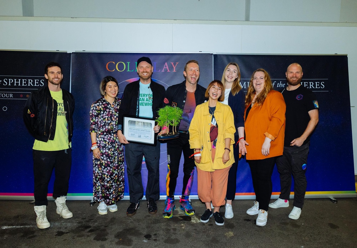 c4c8b6e1e7e161e8a6da16ac2bc6f3ffcca7bcf8ba645d77987f71db7b858f4c Trafen sich in Berlin (von links): Guy Berryman (Coldplay), Stefanie Kim (Director Corporate Communication & DEI Warner Music Central Europe), Jonny Buckland, Chris Martin (beide Coldplay)...