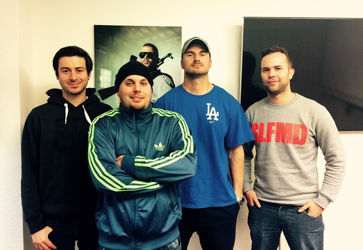 Zum fünften Mal ganz oben in den MusikWoche Top 100 Longplay (von links): Markus Huber (Product Manager Selfmade Records), Favorite, Elvir Omerbegovic (President of Rap Selfmade Records/Un...