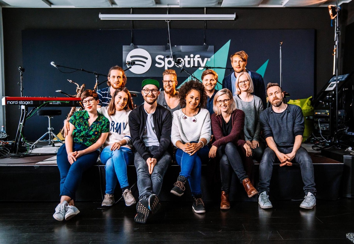 Trafen sich in Berlin (vorne von links): Marie Heimer (Artist & Label Services Spotify), Dilara Balantekin (Artist & Label Services Spotify), Mark Forster, Amanda (Künstler), Sanela Janjos...