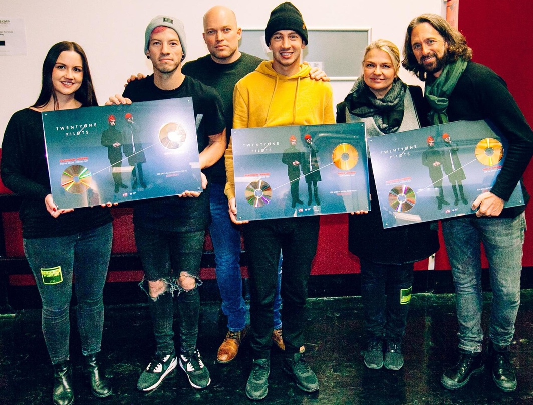 Trafen sich in Wien (von links): Amanda Szvetitz (Brand & PR Manager Warner Music Austria), Josh Dun (Twenty One Pilots), Franz Pleterski (Marketing Director Warner Music Austria), Tyler J...