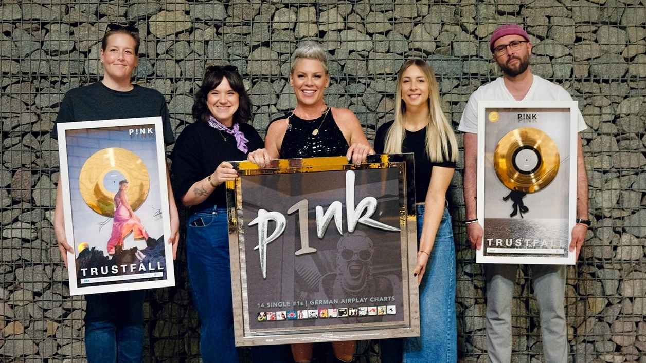 Trafen sich bei der "Summer Carnival"-Tour in Leipzig zur Awarübergabe (von links): Susanne Schrader (Senior Product Manager RCA International), Mandy Endres (Senior Audience Manager Radio...