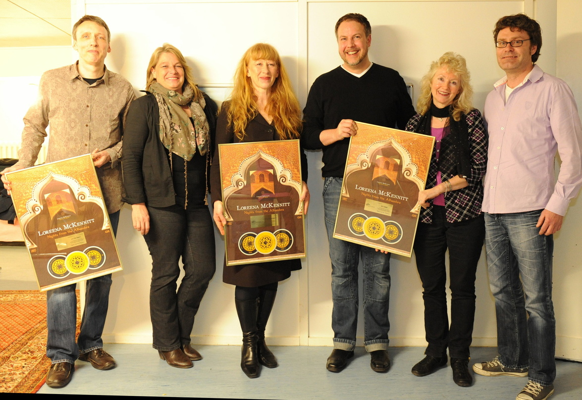 Feierten DVD-Gold (v.l.n.r.) Frank Uhle, Martina Liehr, Loreena McKennitt, Marcus Reischmann, Conny Gaudi und Sven Gerke