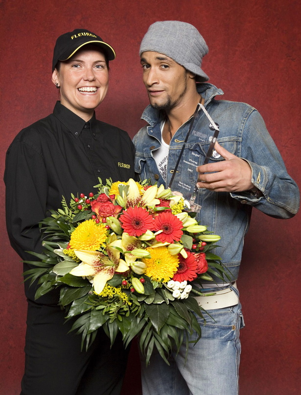 Holt sich seinen Blumenstrauß: Mark Medlock (r.) mit Fleurop-Modell
