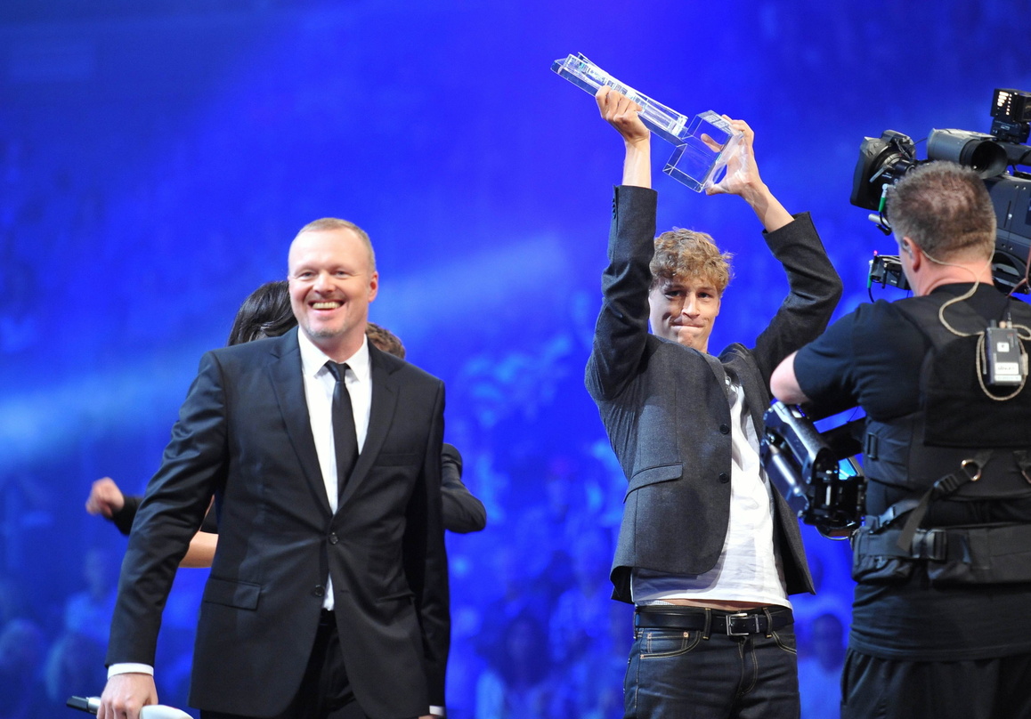 Da ist das Ding: Sieger Tim Bendzko, hier mit Initiator Stefan Raab (l.), holt den Bundesvision Song Contest zum dritten Mal nach Berlin
