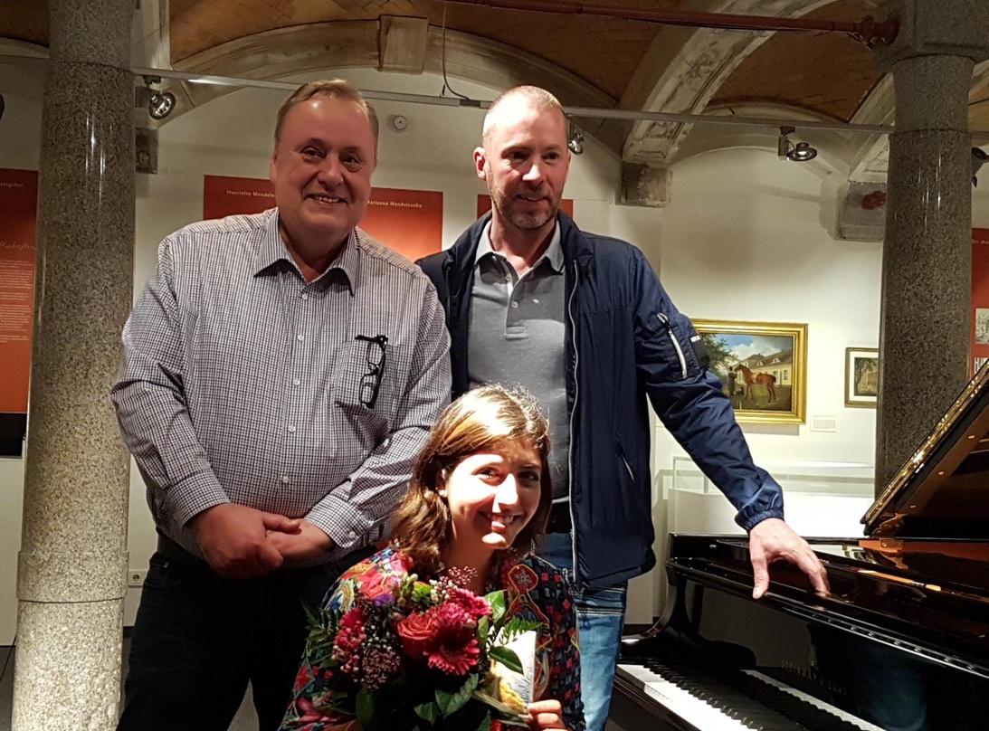 Mit neuem Steinway-Flügel in der Mendelssohn-Remise (von links): Albert Wagner (L&P Classics), Sophie Pacini und Marcus-Johannes Heinz (Geschäftsführer AMM)