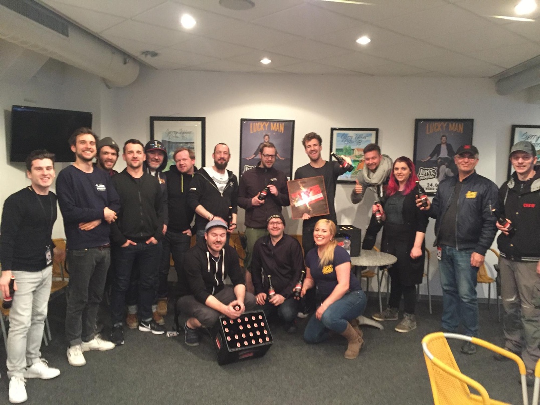 Bei der Übergabe: Luke Mockridge (hinten, 5. von rechts) mit Julia Rieseler (hinten, 3. von rechts), Hans Stratmann Konzertbüro) und seiner Crew