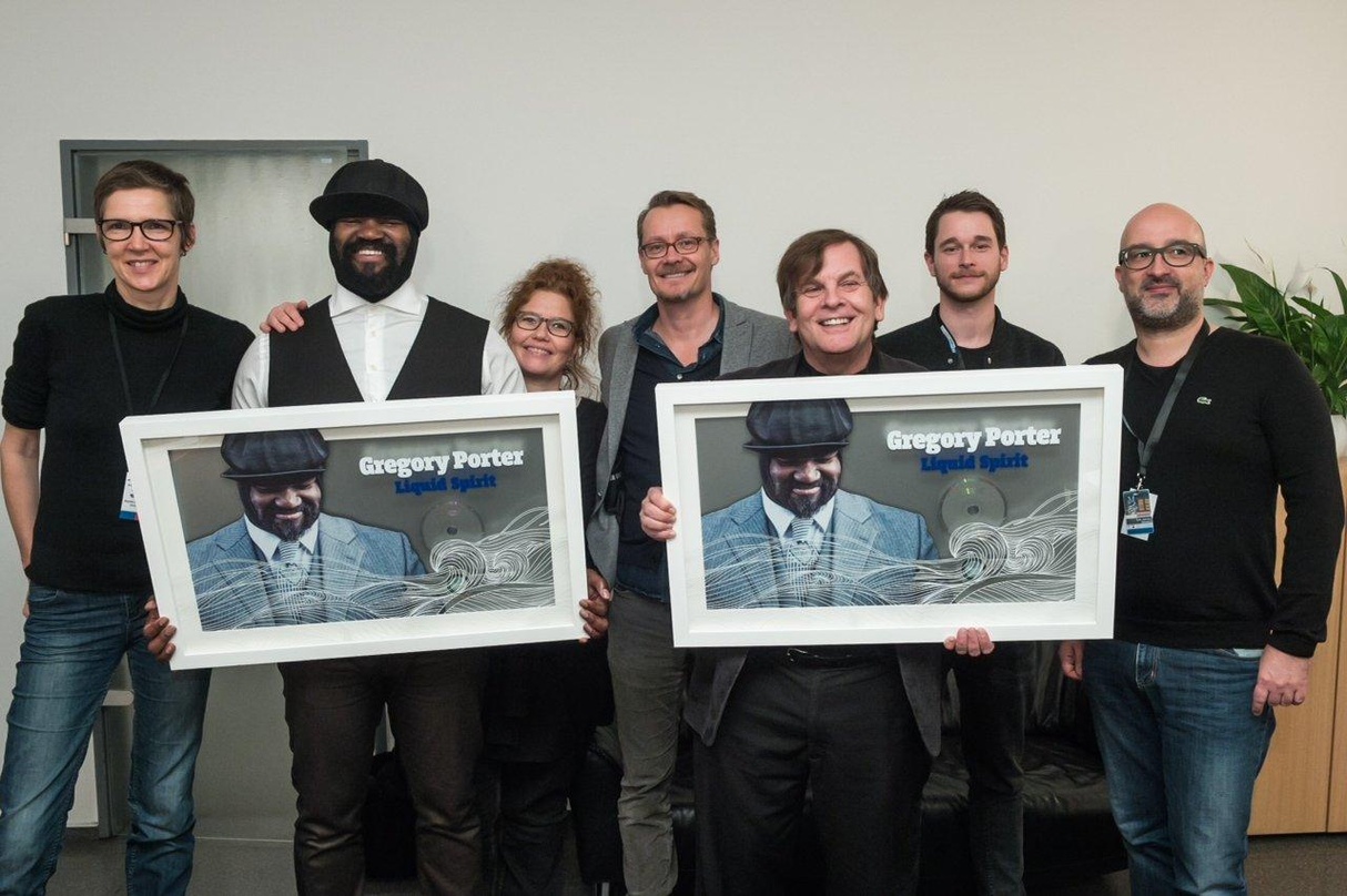 Bei der Platin-Verleihung: Gregory Porter (2. von links) mit den Teams von Universal Music und Starwatch