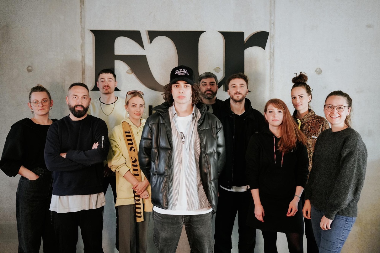 Legen gemeinsam mit der Single "Level Up" los: La Place (vorn, Mitte), seine Managementpartner und das Team von Four Music