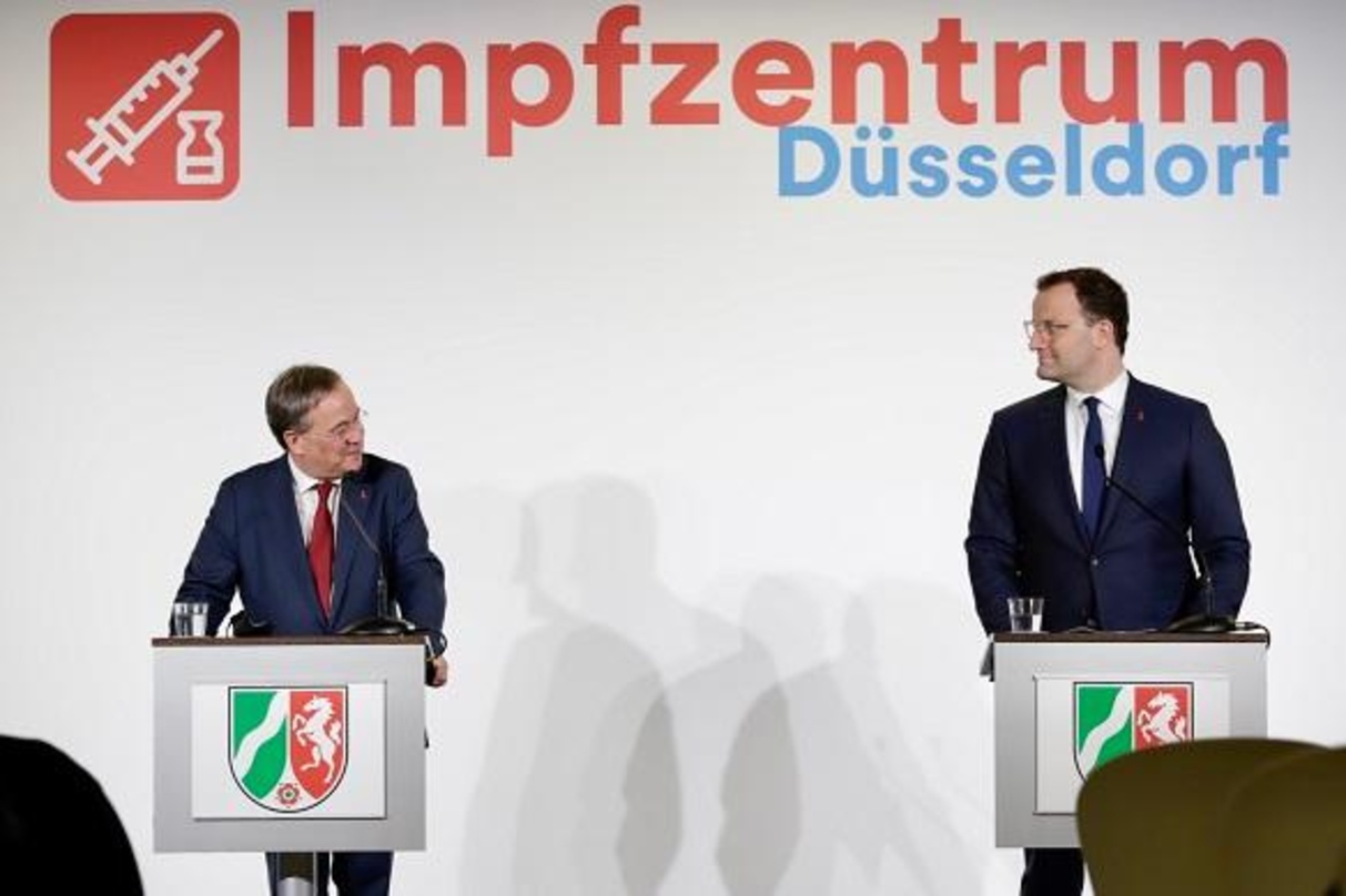 Eröffneten das Impfzentrum in der Merkur Spiel-Arena: Armin Laschet (links) und Jens Spahn