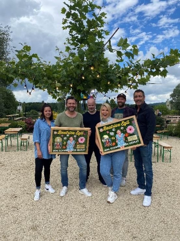 Bei der Verleihung (von links): Rafaela Spitzli (Promotion Manager Universal Music Switzerland), Joachim Wolf (Produzent & Musical Director Beatrice Egli), Bernd Blankenburg (Head Of Marke...