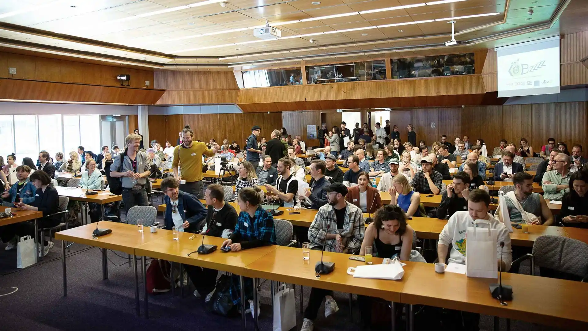 Versammelt die Musikwirtschaft Österreichs: die Bzzzz-Konferenz, hier eine Impression von 2023: Bzzzz – die Konferenz der österreichischen Musikwirtschaft.