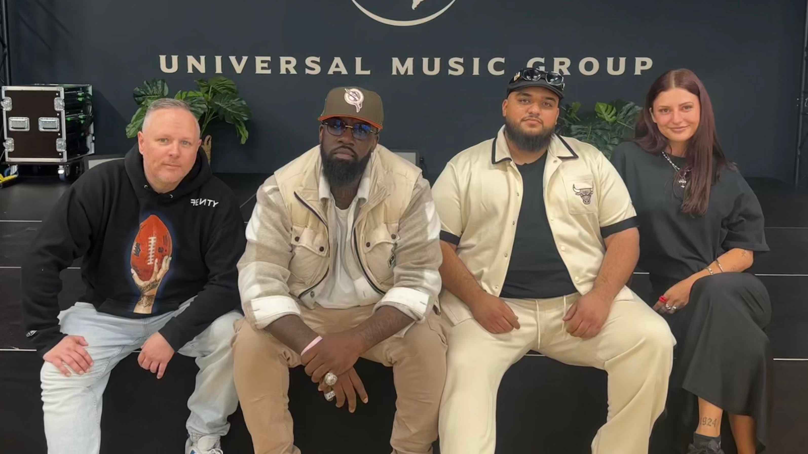 Besiegelten den Vertrag in Berlin (von links): Timo Pieper (Senior A&R Capitol Records), Michael Jackson (Management Accaoui), Accaoui und Nora Kugok (Project Manager Capitol Records).