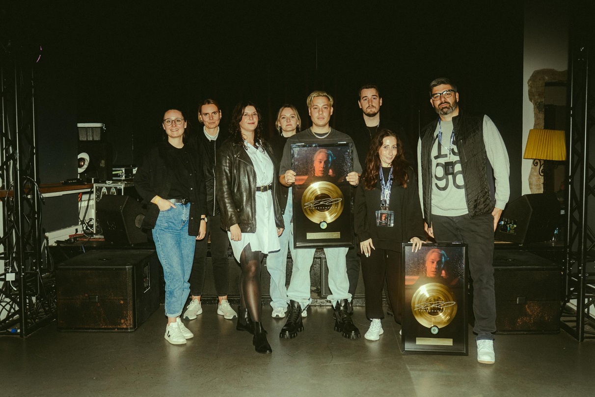 Bei der Award-Übergabe: Sero (Mitte) mit seinem Management und Label