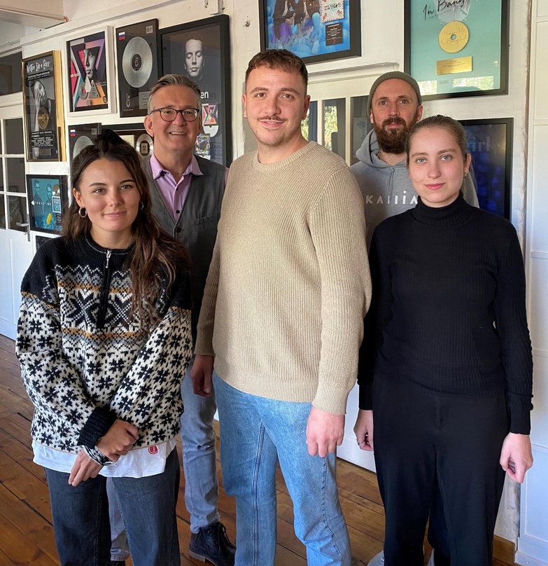 Neue Partner sind (von links): Carina Robinson (Songwriter Manager), Jens-Markus Wegener (Director Publishing), Joe Taylor, Martin Heuser (GF, Co-Founder Guesstimate), Ann-Sophie Barsoe (A...