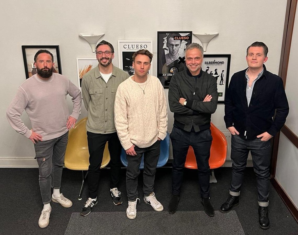 Alte neue Partner (von links): Niko Floss (Director of Music for Advertising & Film UMPG Germany), Patrick Pitz (Director A&R UMPG Germany), Clueso, Olaf Meinking (Management Clueso) und T...
