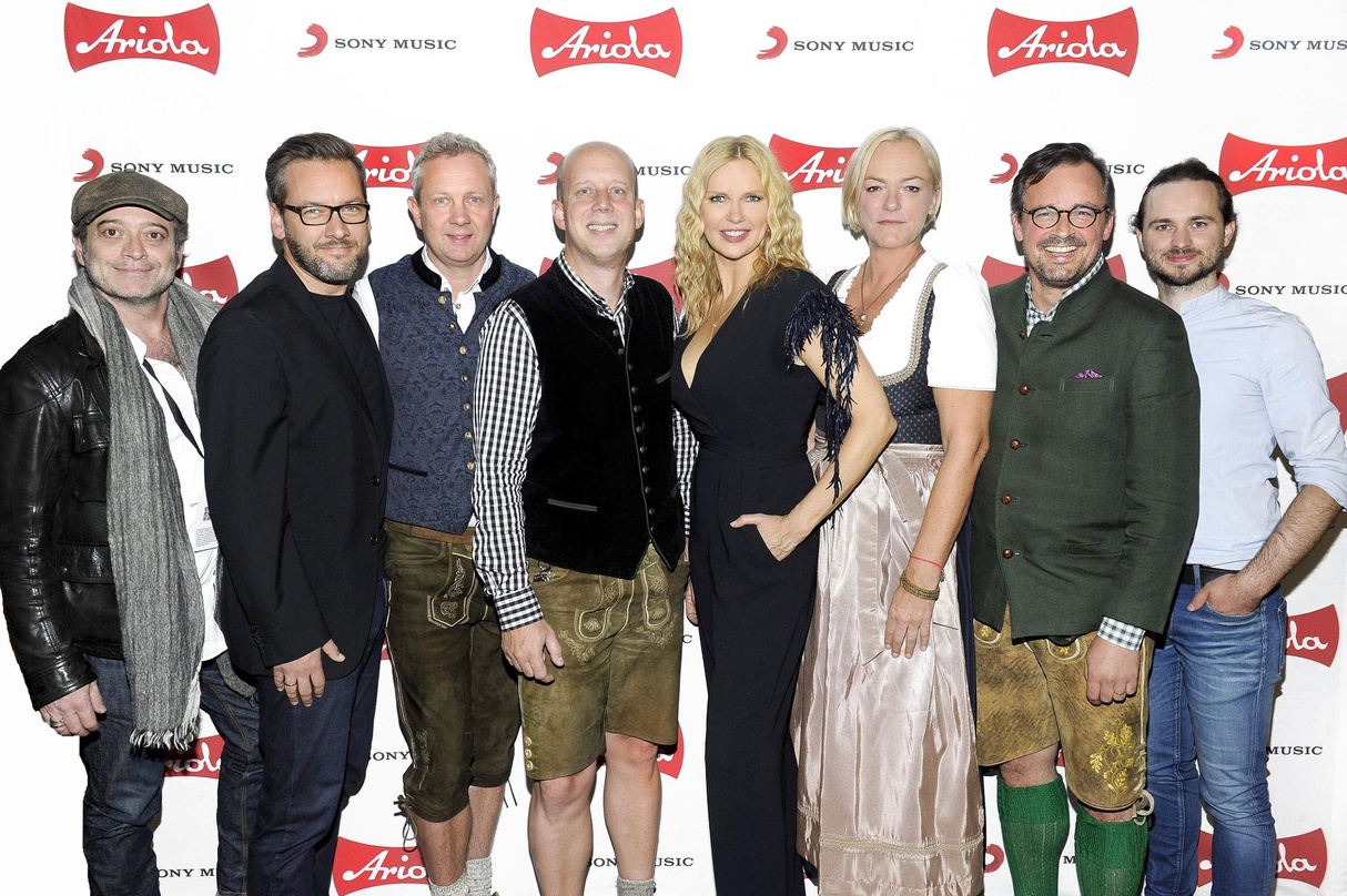 c5e20edd56455490928d8cfc82fff3e10124f45babb2a2a8485572ee5313fcd7 Vereint im Umfeld von Silbereisens Oktoberfest-Show (von links): Mark Popp (Produzent Construction Film), Arndt Sedler (Director Marketing Sony Music AOR), Andre Mühlhausen (Senior Vice Pr...