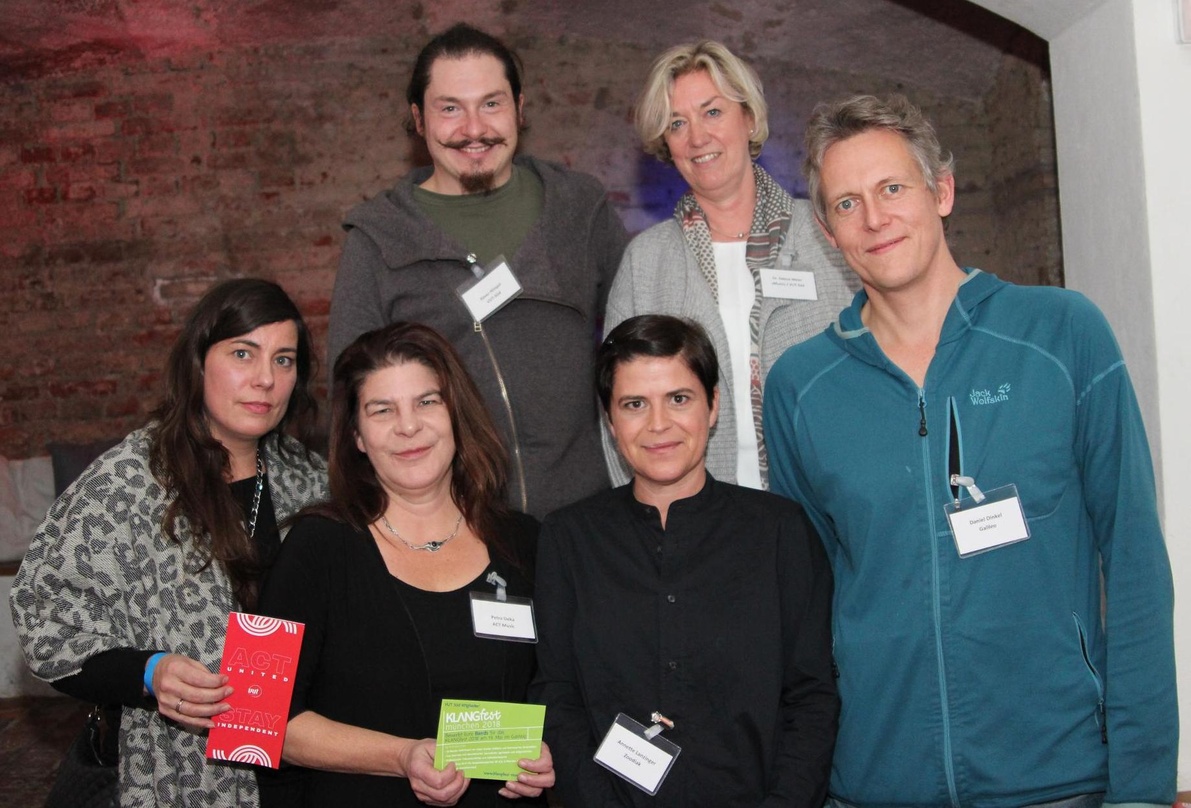 Die Labelräte des VUT Süd mit Gast aus der Berliner Geschäftsstelle des Indieverbands (vorn, von links): Yvonne Franken (VUT Member Services), Petra Deka (ACT Music) und Annette Lanzinger ...
