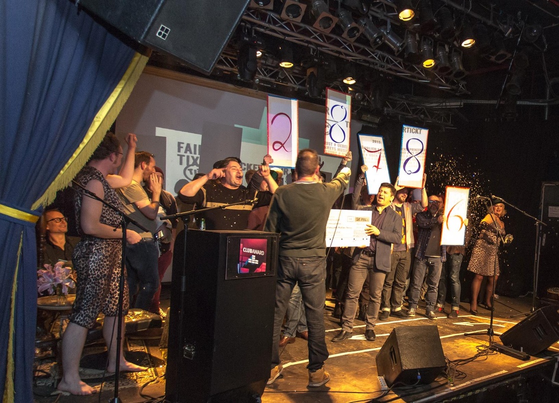 Die ClubEuro-Gemeinde wächst weiter: Markus Ohm (TixforGigs) und 26 Clubbetreiber überreichen einen ClubEuro-Scheck an die Clubstiftung