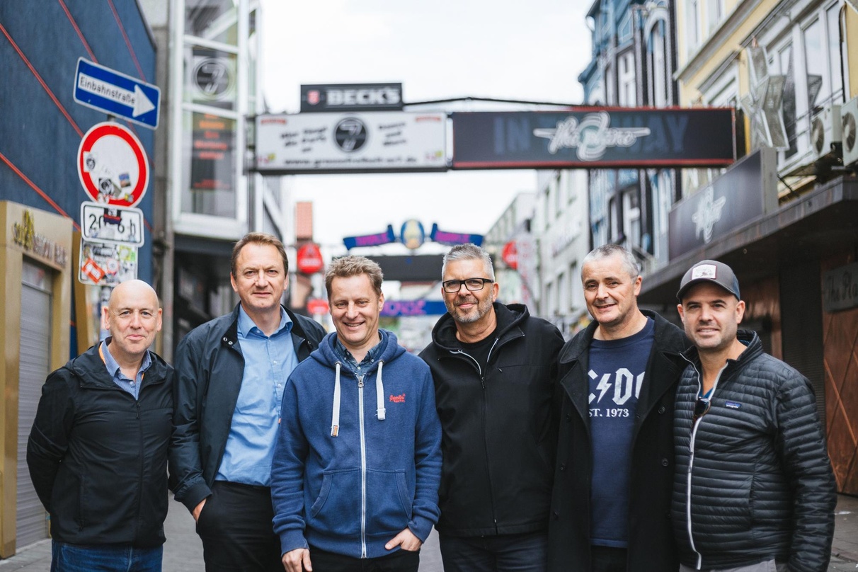 Bilden nun Umbrella Artist Productions (von links): Barry Campbell, Markus Hartmann, Folkert Koopmans, Freddie de Wall, James Cassidy und Ulysses Hüppauff