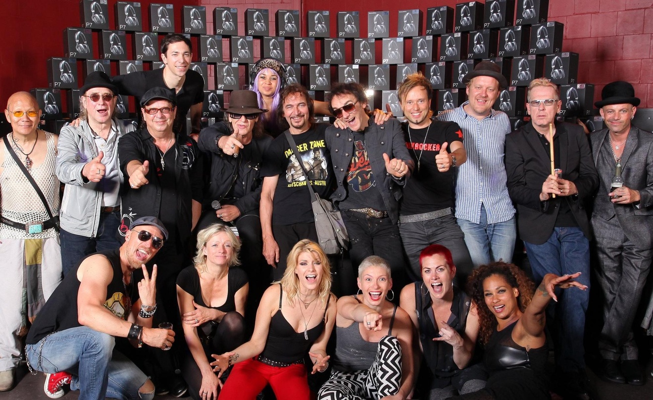 Den Tourerfolg feierten: Udo Lindenberg (mittlere Reihe, Vierter von links) und seine Bühnencrew