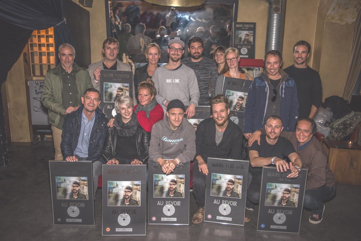 Gruppenbild mit Platin: Mark Forster (hinten, 4. von links) mit seinem Team