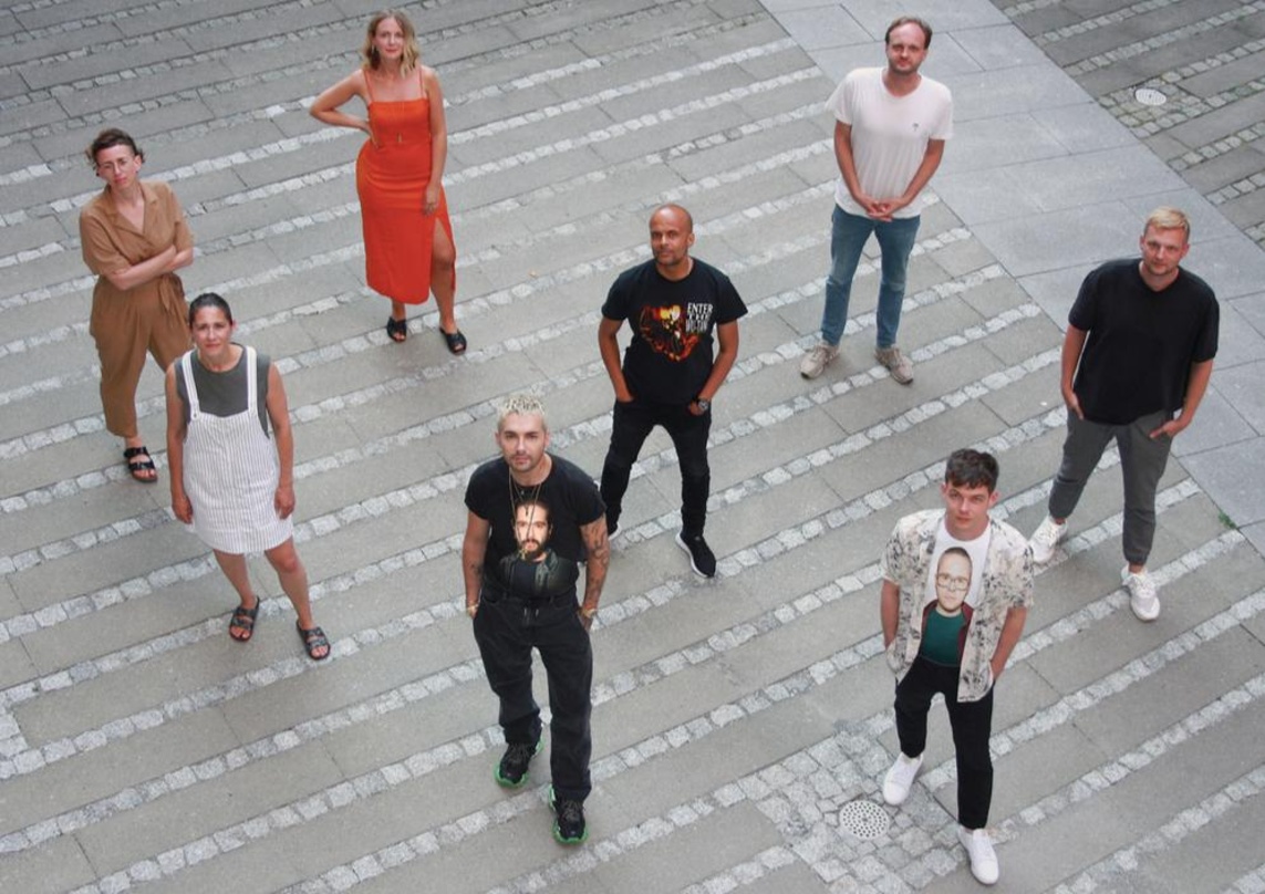 Wollen eine neue Tokio-Hotel-Ära einläuten (vorn, von links) die Bandmitglieder Bill Kaulitz und Gustav Schäfer, (Mitte, von links) Teresa Pighin (Product Management Consultant), Patrick M...