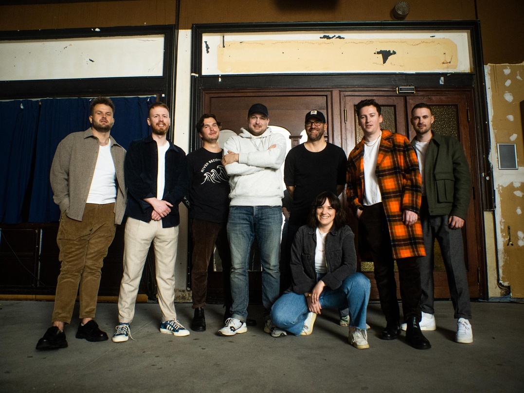 Arbeiten nun miteinander (von links): Cliff Deane, Ryan Hennessy, Jimmy Rainsford (alle Picture This), René Renne, Christian Raab (Head of A&R Ariola & RCA), Owen Cardiff (Picture This), M...