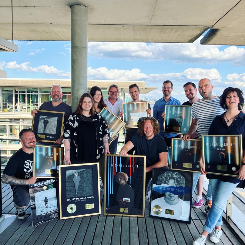 Bei der Gold-Verleihung: Michael Schulte (Mitte vorn) und sein Team von Very Us, Kontor New Media und Selective Artists
