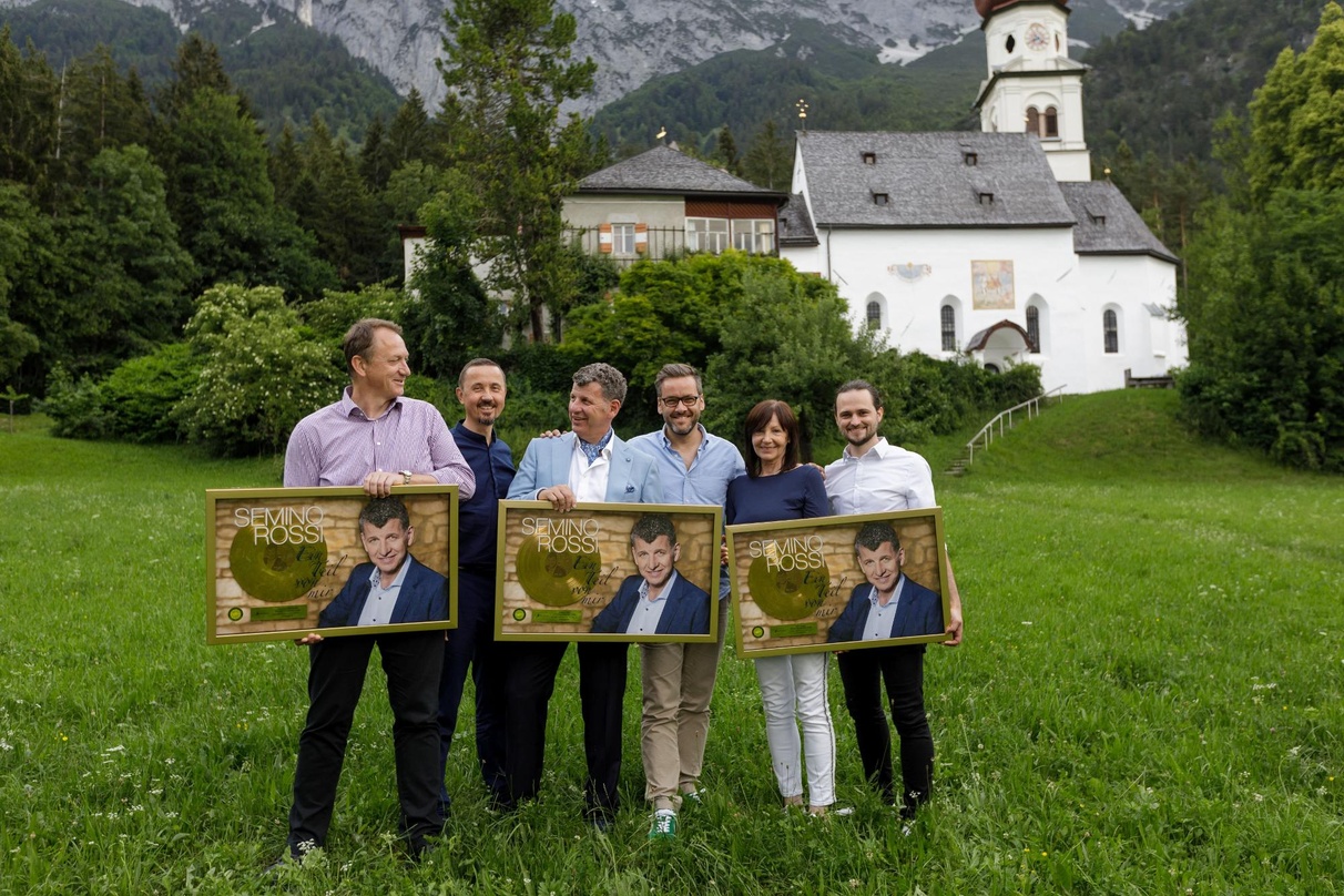 Der Schlagerstar und sein Team (von links): Markus Hartmann (Vice President Ariola & RCA GSA), Henrik Guemoes (Director A&R Ariola/RCA Deutschland), Semino Rossi, Arndt Sedler (Director Ma...