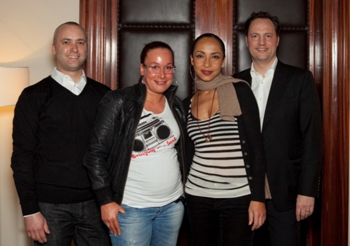 Über den Edelmetallerfolg freuen sich (v.l.n.r.): Stefan Goebel (Senior Vice President Sony Music International GSA), Alexandra Kraus (Senior Product Manager Sony Music International), Sad...